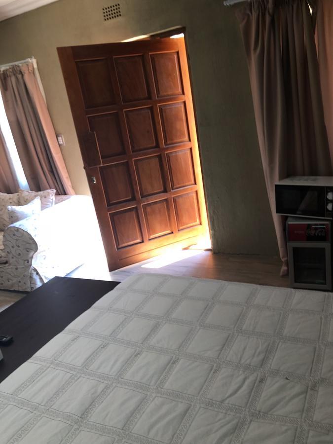 Khuvena Guesthouse ランドバーグ エクステリア 写真